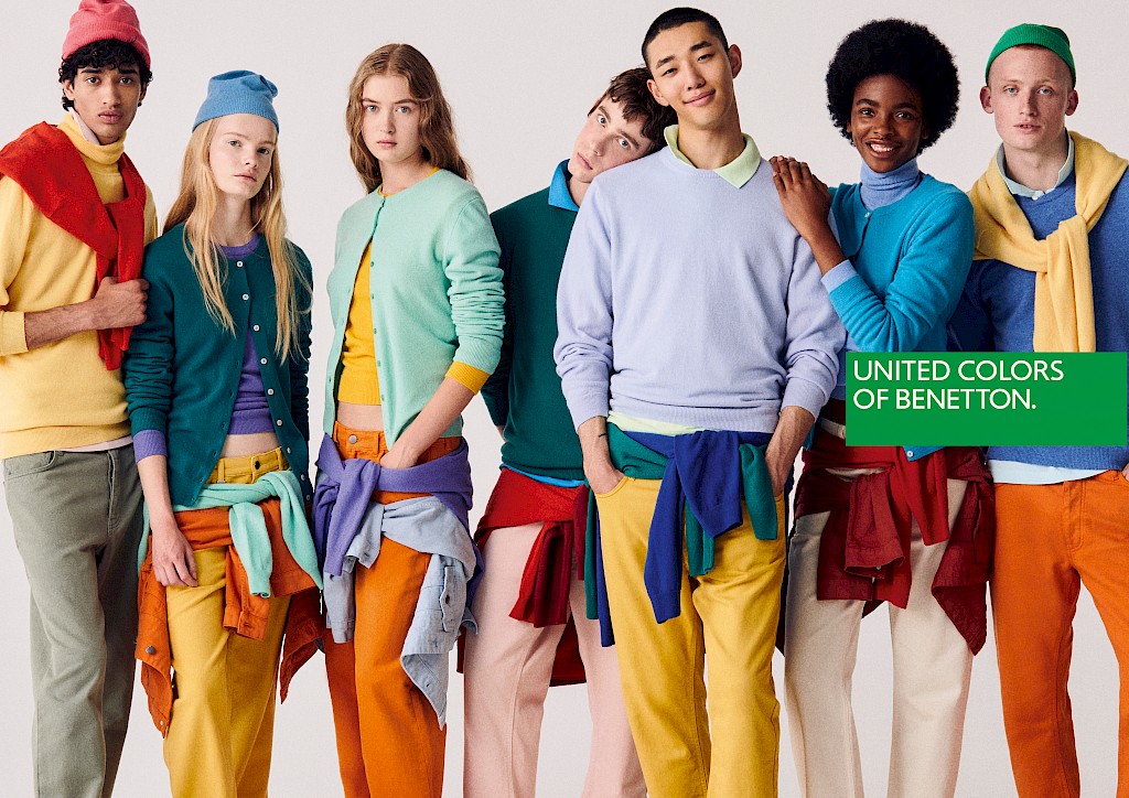 Foto von United Colors of Benetton mit jungen Menschen die die neue Kollektion - FW24 tragen. © Benetton Group