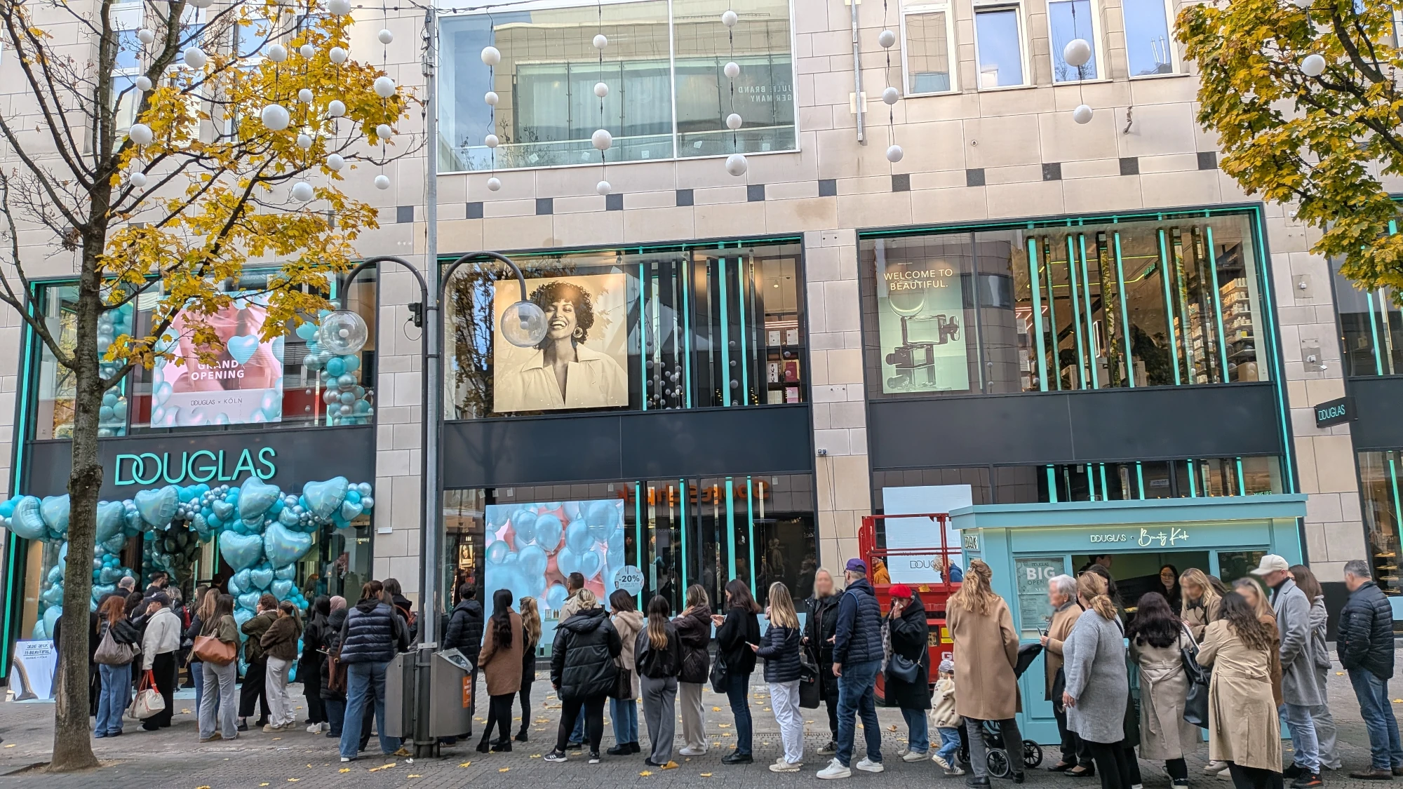 Grand Opening: DOUGLAS eröffnet Beauty-Flagship-Store in der Schildergasse