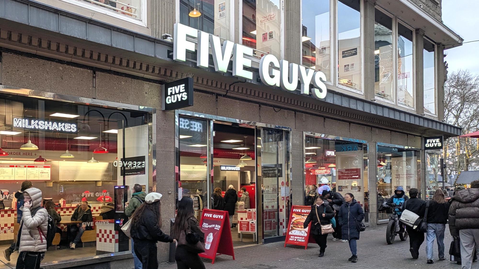 FLASHBACK: Five Guys eröffnet eines der größten Burger-Restaurants Deutschlands in der Schildergasse