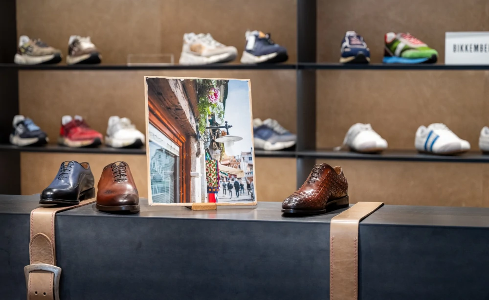 Venedig trifft Schildergasse: FotoKunst im Schuhhaus